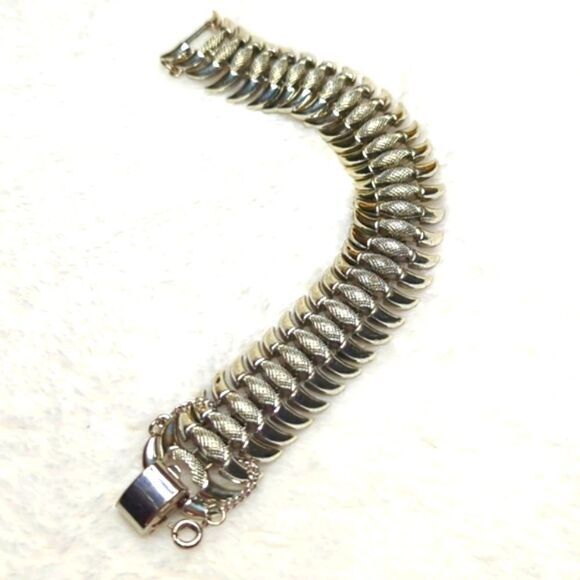 Vintage 50's Coro Silvertone Steer Horn Bracelet with Safety Chain. - Picture 7 of 12